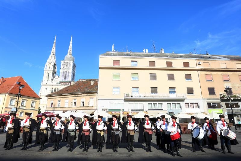Zagreb: Počasna satnija Kravat pukovnije na Dolcu