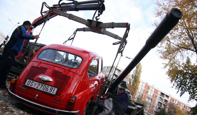 Osijek, 121111.
Na uglu Trpimirove i Vukovarske ulice u Osijeku ponovo je vracen crveni fico, dio instalacije koju je postavio grad Osijek i gradjani nepokorenog grada u znak sjecanja na otpor, inat i pobjedu u nametnutom ratu. 
Foto: Dorian Horvat / CROP
