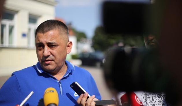 Obitelj Markic nezadovoljna javnim natjecajem grada Djakova za dodjelu poljoprivrednog zemljista krenula je sa stotinjak grla pjesice do Djakova odrzati prosvjed. Zoran Vinkovic, gradonacelnik Djakova