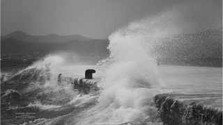 Lom valova na zadarskoj rivi 7. studenog 2014.  Foto: Marin Pitton