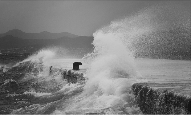 Lom valova na zadarskoj rivi 7. studenog 2014.  Foto: Marin Pitton