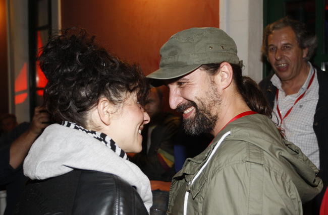 Biograd na moru, 130510.
Nakon koncerta Cubisma na biogradskoj rivi koji se odrzao u sklopu Porina, poznati par, glumica Zrinka Cvitesic i glazbenik Hrvoje Rupcic u jednom su kaficu izmjenjivali njeznosti.
Foto: Jure Miskovic / CROPIX