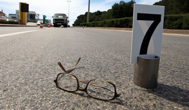 bralafil – 09.05.07. – zadar – prometna nesreca na bulevaru (u prvom planu – naocale za vid unesrecenog covjeka koji je pretrcavao cestu te kamion u pozadini)