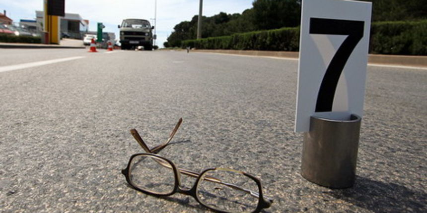 bralafil – 09.05.07. – zadar – prometna nesreca na bulevaru (u prvom planu – naocale za vid unesrecenog covjeka koji je pretrcavao cestu te kamion u pozadini)