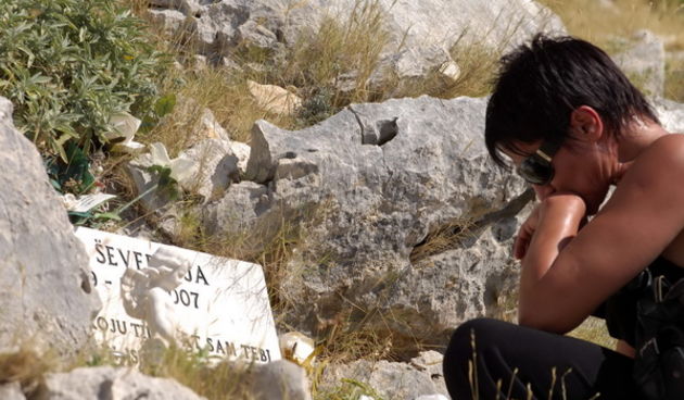 Kornati, 300809.
Otok Kornat, uvala Sipnata.
Druga godisnjica “Kornatske tragedije” stradavanja 12 vatrogasaca u pozaru na otoku Kornatu 2007. Na mjestu stradanja obitelji i prijatelji polozili su vijence i zapalili svijece.
Na slici: majka kod spomen plo