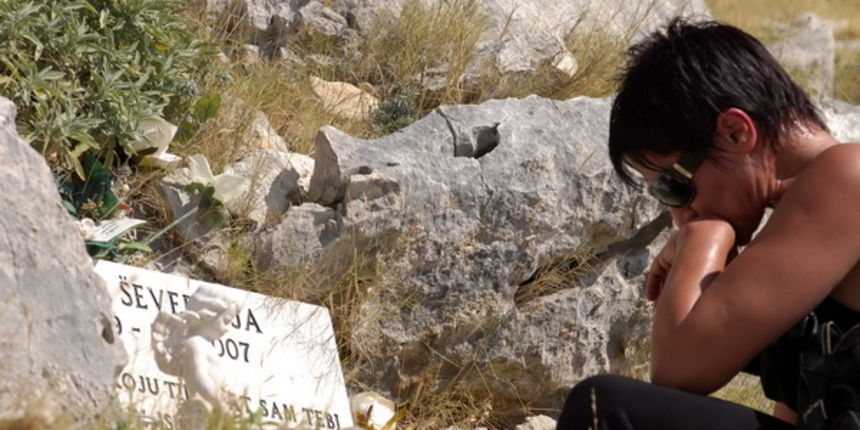 Kornati, 300809.
Otok Kornat, uvala Sipnata.
Druga godisnjica “Kornatske tragedije” stradavanja 12 vatrogasaca u pozaru na otoku Kornatu 2007. Na mjestu stradanja obitelji i prijatelji polozili su vijence i zapalili svijece.
Na slici: majka kod spomen plo Kornati, 300809.
Otok Kornat, uvala Sipnata.
Druga godisnjica “Kornatske tragedije” stradavanja 12 vatrogasaca u pozaru na otoku Kornatu 2007. Na mjestu stradanja obitelji i prijatelji polozili su vijence i zapalili svijece.
Na slici: majka kod spomen plo