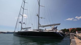 27.06.2013., Zadar – Luksuzna jahta u vlasnistvu medijskog magnata Ruperta Murdocha nalazi se usidrena u zadarskoj marini. Brod je dugacak 68 metara, glavni jarbol je iste visine. Cijena najma ove jahte na tjedan je 295.000 eura, odnosno 2,2 milijuna ku 27.06.2013., Zadar – Luksuzna jahta u vlasnistvu medijskog magnata Ruperta Murdocha nalazi se usidrena u zadarskoj marini. Brod je dugacak 68 metara, glavni jarbol je iste visine. Cijena najma ove jahte na tjedan je 295.000 eura, odnosno 2,2 milijuna ku