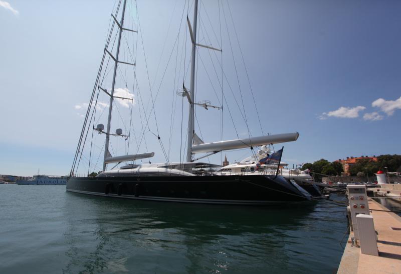 27.06.2013., Zadar – Luksuzna jahta u vlasnistvu medijskog magnata Ruperta Murdocha nalazi se usidrena u zadarskoj marini. Brod je dugacak 68 metara, glavni jarbol je iste visine. Cijena najma ove jahte na tjedan je 295.000 eura, odnosno 2,2 milijuna ku 27.06.2013., Zadar – Luksuzna jahta u vlasnistvu medijskog magnata Ruperta Murdocha nalazi se usidrena u zadarskoj marini. Brod je dugacak 68 metara, glavni jarbol je iste visine. Cijena najma ove jahte na tjedan je 295.000 eura, odnosno 2,2 milijuna ku