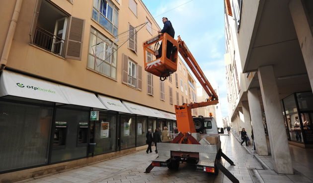 Zadar, 281112.
Jutros su komunalni radnici zapoceli s postavljanjem prvih Bozicnih ukrasa u staroj jezgri grada. Kako su najavili, kroz nekoliko dana bi na Narodni trg trebala stici i jelka.
Foto: Luka Gerlanc / CROPIX