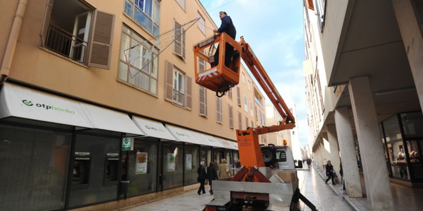 Zadar, 281112.
Jutros su komunalni radnici zapoceli s postavljanjem prvih Bozicnih ukrasa u staroj jezgri grada. Kako su najavili, kroz nekoliko dana bi na Narodni trg trebala stici i jelka.
Foto: Luka Gerlanc / CROPIX