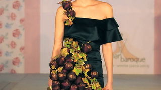 Skopje, Makedonija, 301010.
Sinoc je poceo ‘fashion weekend’ u Skopju. Na otvaranju
‘fashion weekend’-a revijom se predstavila poznata makedonska dizajnerica Elena Luka.
Na slici: lijepe manekenke su nosile modele u baroknom stilu.
Foto: Maja Zlatevska / Skopje, Makedonija, 301010.
Sinoc je poceo ‘fashion weekend’ u Skopju. Na otvaranju
‘fashion weekend’-a revijom se predstavila poznata makedonska dizajnerica Elena Luka.
Na slici: lijepe manekenke su nosile modele u baroknom stilu.
Foto: Maja Zlatevska /