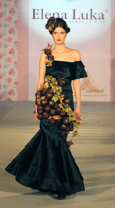 Skopje, Makedonija, 301010.
Sinoc je poceo ‘fashion weekend’ u Skopju. Na otvaranju
‘fashion weekend’-a revijom se predstavila poznata makedonska dizajnerica Elena Luka.
Na slici: lijepe manekenke su nosile modele u baroknom stilu.
Foto: Maja Zlatevska / Skopje, Makedonija, 301010.
Sinoc je poceo ‘fashion weekend’ u Skopju. Na otvaranju
‘fashion weekend’-a revijom se predstavila poznata makedonska dizajnerica Elena Luka.
Na slici: lijepe manekenke su nosile modele u baroknom stilu.
Foto: Maja Zlatevska /