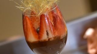 Zadar – Na prezentaciji u Impact centru Kuhar Renato Kraljev pripremao je zajedno s ucenicima tri slana i tri slatka jela s jagodama. Projektom se zeli povecati interes za uzgoj i konzumaciju jagoda u Zadarskoj zupaniji. Photo: Dino Stanin/PIXSELL Autor