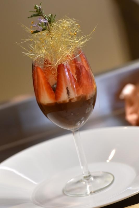 Zadar – Na prezentaciji u Impact centru Kuhar Renato Kraljev pripremao je zajedno s ucenicima tri slana i tri slatka jela s jagodama. Projektom se zeli povecati interes za uzgoj i konzumaciju jagoda u Zadarskoj zupaniji. Photo: Dino Stanin/PIXSELL Autor