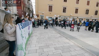 Prosvjedni skup roditelja protiv politike obaveznog cijepljenja Prosvjedni skup roditelja protiv politike obaveznog cijepljenja