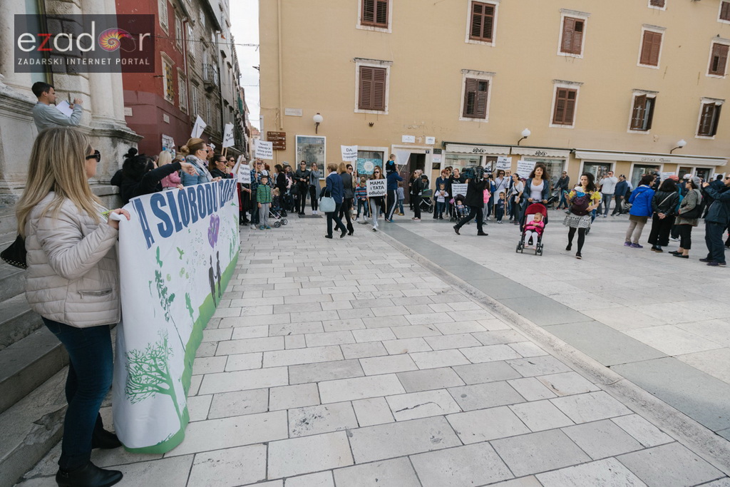 Prosvjedni skup roditelja protiv politike obaveznog cijepljenja Prosvjedni skup roditelja protiv politike obaveznog cijepljenja