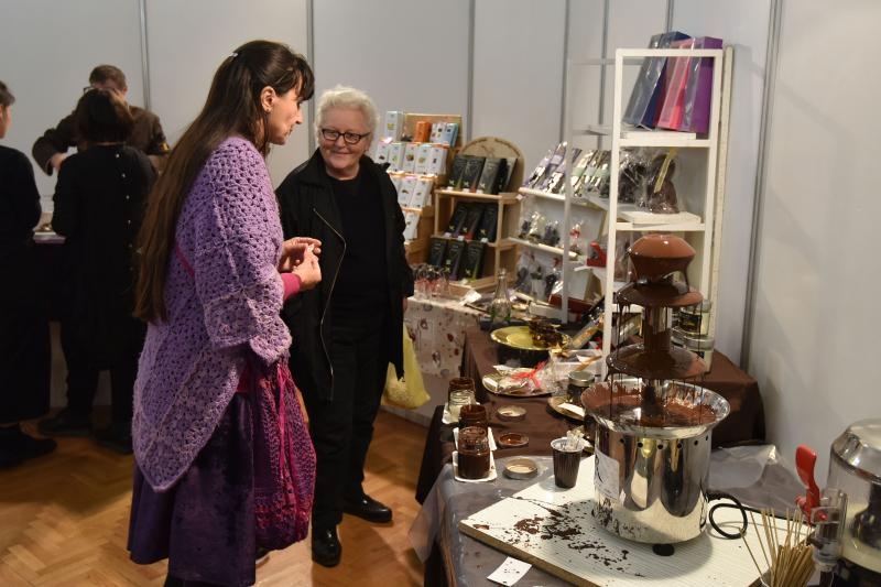 U Domu branitelja poceo 14. HAND MADE FEST – Festival rucnih izrada, mastovitosti i dizajna. I ove se godine u svih 5 dvorana Doma branitelja, 200-ak izlagaca, od kojih i 20% muskaraca, tri dana promice i promovira jedinstvene vrijednosti rucnih izrada, p U Domu branitelja poceo 14. HAND MADE FEST – Festival rucnih izrada, mastovitosti i dizajna. I ove se godine u svih 5 dvorana Doma branitelja, 200-ak izlagaca, od kojih i 20% muskaraca, tri dana promice i promovira jedinstvene vrijednosti rucnih izrada, p