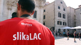 Dubrovnik, 030611.
Nakon 2500 km i dva mjeseca putovanja Welcome tim predvodjen Danielom Lackom stigao je u stari gradski Porat gdje ga je docekala limena glazba i mazoretkinje, a potom je ispred crkve Svetog Vlaha uprilicen program doceka, te u Luzi otvo Dubrovnik, 030611.
Nakon 2500 km i dva mjeseca putovanja Welcome tim predvodjen Danielom Lackom stigao je u stari gradski Porat gdje ga je docekala limena glazba i mazoretkinje, a potom je ispred crkve Svetog Vlaha uprilicen program doceka, te u Luzi otvo