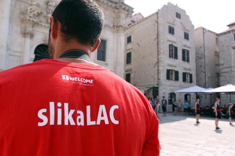 Dubrovnik, 030611.
Nakon 2500 km i dva mjeseca putovanja Welcome tim predvodjen Danielom Lackom stigao je u stari gradski Porat gdje ga je docekala limena glazba i mazoretkinje, a potom je ispred crkve Svetog Vlaha uprilicen program doceka, te u Luzi otvo Dubrovnik, 030611.
Nakon 2500 km i dva mjeseca putovanja Welcome tim predvodjen Danielom Lackom stigao je u stari gradski Porat gdje ga je docekala limena glazba i mazoretkinje, a potom je ispred crkve Svetog Vlaha uprilicen program doceka, te u Luzi otvo