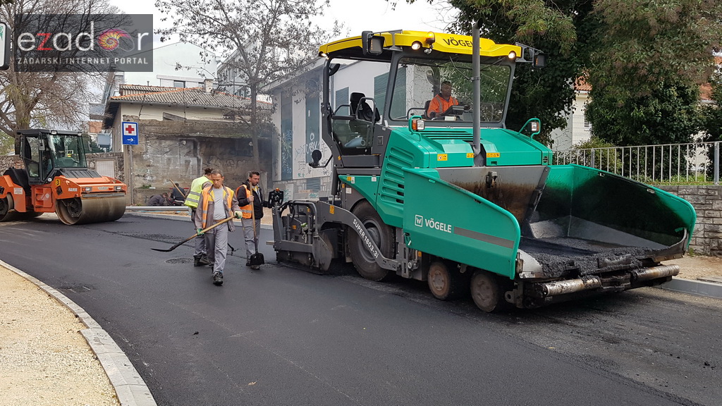 Na rekonstruirano križanje u Vruljici postavlja se završni sloj asfalta Na rekonstruirano križanje u Vruljici postavlja se završni sloj asfalta