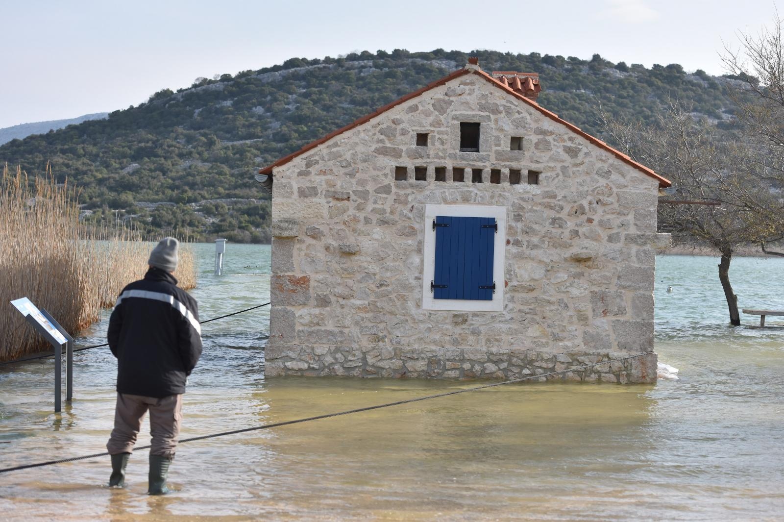 Nezapamćeno visoka razina vodostaja Vranskog jezera Nezapamćeno visoka razina vodostaja Vranskog jezera