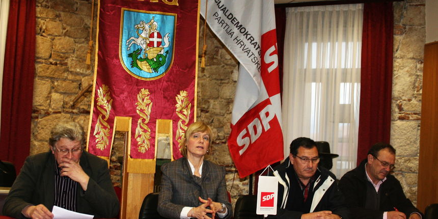 Antičević-Marinović s paškim SDP-om (Foto: J. Portada) Antičević-Marinović s paškim SDP-om (Foto: J. Portada)