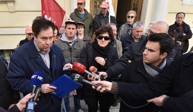 Radnici SAS Vektor-a odrzali su prosvjed ispred zgrade Doma SSSH zbog neisplacenih placa i otpremnina. Na prosvjednom skupu bio je i predsjednik Sindikata metalaca Hrvatske Vedran Dragicevic. Photo: Dino Stanin/PIXSELL