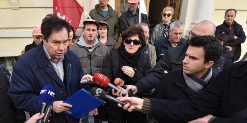 Radnici SAS Vektor-a odrzali su prosvjed ispred zgrade Doma SSSH zbog neisplacenih placa i otpremnina. Na prosvjednom skupu bio je i predsjednik Sindikata metalaca Hrvatske Vedran Dragicevic. Photo: Dino Stanin/PIXSELL
