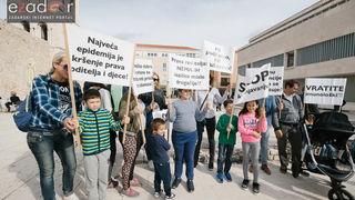 Prosvjedni skup roditelja protiv politike obaveznog cijepljenja Prosvjedni skup roditelja protiv politike obaveznog cijepljenja