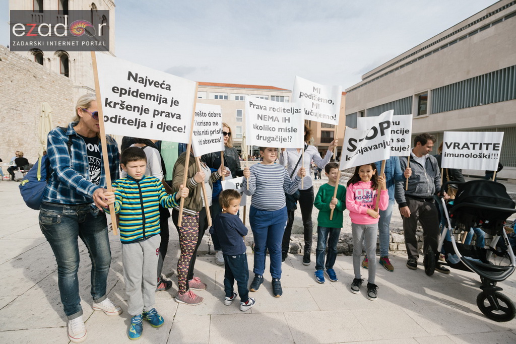 Prosvjedni skup roditelja protiv politike obaveznog cijepljenja Prosvjedni skup roditelja protiv politike obaveznog cijepljenja