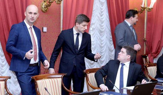 Vlada RH je svoju 18. sjednicu pocela izvjescem o prvih 100 dana Vlade. Tomislav Tolusic, Zdravko Maric, Oleg Butkovic, Lovro Kuscevic.