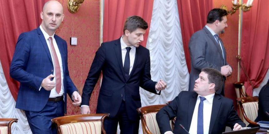 Vlada RH je svoju 18. sjednicu pocela izvjescem o prvih 100 dana Vlade. Tomislav Tolusic, Zdravko Maric, Oleg Butkovic, Lovro Kuscevic. Vlada RH je svoju 18. sjednicu pocela izvjescem o prvih 100 dana Vlade. Tomislav Tolusic, Zdravko Maric, Oleg Butkovic, Lovro Kuscevic.