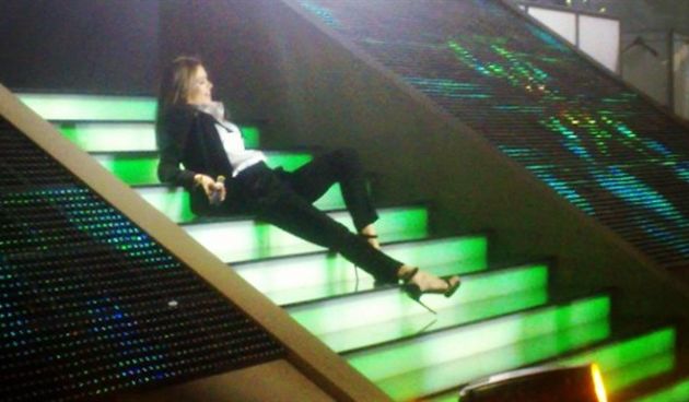 Severina mamila uzdahe ležeći na stepenicama, foto: promo fotografije