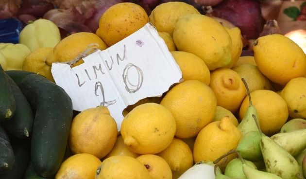 Cijene na gradskoj trznici. Kilogram limuna 20 kn. Photo: Dino Stanin/PIXSELL