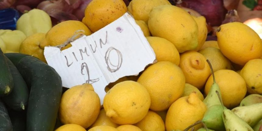 Cijene na gradskoj trznici. Kilogram limuna 20 kn. Photo: Dino Stanin/PIXSELL