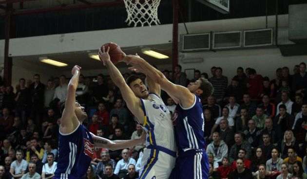 Kup Kresimira Cosica u kosarci. Utakmica cetvrtfinala izmedju KK Kvarner 2010. i Cibone u dvorani Dinko Lukaric. Marijan Cakarun i Marin Rozic. Photo: Goran Kovacic/PIXSELL