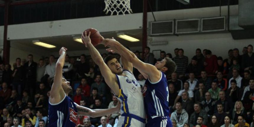 Kup Kresimira Cosica u kosarci. Utakmica cetvrtfinala izmedju KK Kvarner 2010. i Cibone u dvorani Dinko Lukaric. Marijan Cakarun i Marin Rozic. Photo: Goran Kovacic/PIXSELL Kup Kresimira Cosica u kosarci. Utakmica cetvrtfinala izmedju KK Kvarner 2010. i Cibone u dvorani Dinko Lukaric. Marijan Cakarun i Marin Rozic. Photo: Goran Kovacic/PIXSELL