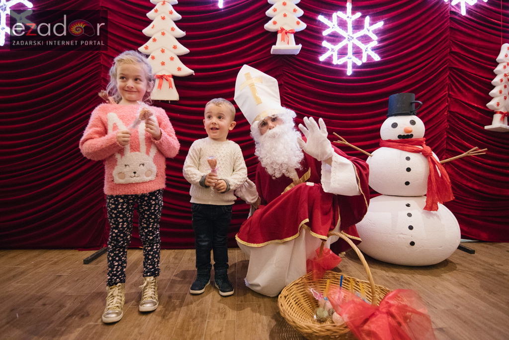 Sveti Nikola posjetio Supernova centar i razveselio mališane
