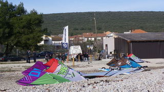 Druzenje uz surf i kite na plazi Makarska u Sukosanu Druzenje uz surf i kite na plazi Makarska u Sukosanu