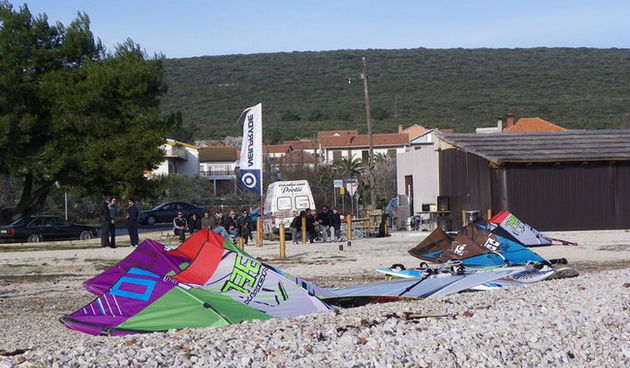 Druzenje uz surf i kite na plazi Makarska u Sukosanu