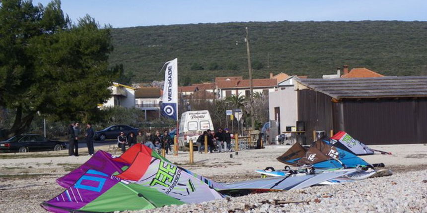 Druzenje uz surf i kite na plazi Makarska u Sukosanu