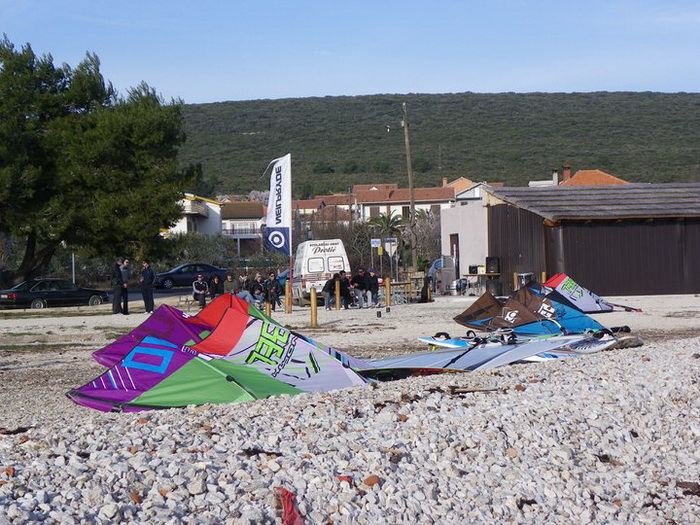 Druzenje uz surf i kite na plazi Makarska u Sukosanu Druzenje uz surf i kite na plazi Makarska u Sukosanu