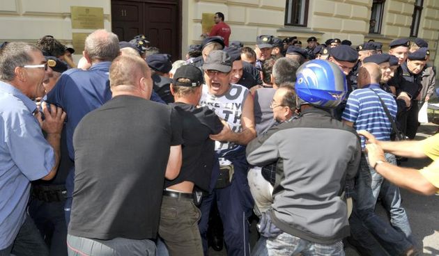 02.09.2013., Vukovar – Prosvjednici nezadovoljni jutros postavljenim tablama s dvojezicnim natpisima prosvjedovali su ispred Ureda drzavne uprave i ispred zgrade policije. Probili su policijske ‘”zive zidove” te poskidali sve postavljene table. Photo: G