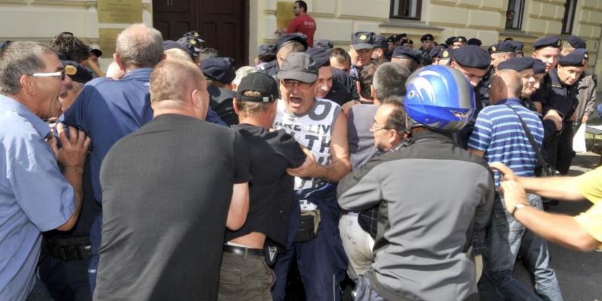 02.09.2013., Vukovar – Prosvjednici nezadovoljni jutros postavljenim tablama s dvojezicnim natpisima prosvjedovali su ispred Ureda drzavne uprave i ispred zgrade policije. Probili su policijske ‘”zive zidove” te poskidali sve postavljene table. Photo: G