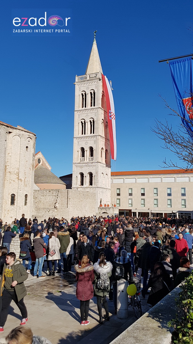 Izložba vojne opreme, oružja i vozila na zadarskoj rivi i spuštanje 25-metarske zastave s kampanela sv. Stošije