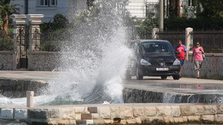 Zadar, 200711.
Jaka tramontana (sjeverni vjetar ) razbijala je valove o obalu i pri tom pravila probleme u prometu uz more i uveseljavala turiste na zadarskoj rivi.
Foto: Vladimir Ivanov / CROPIX