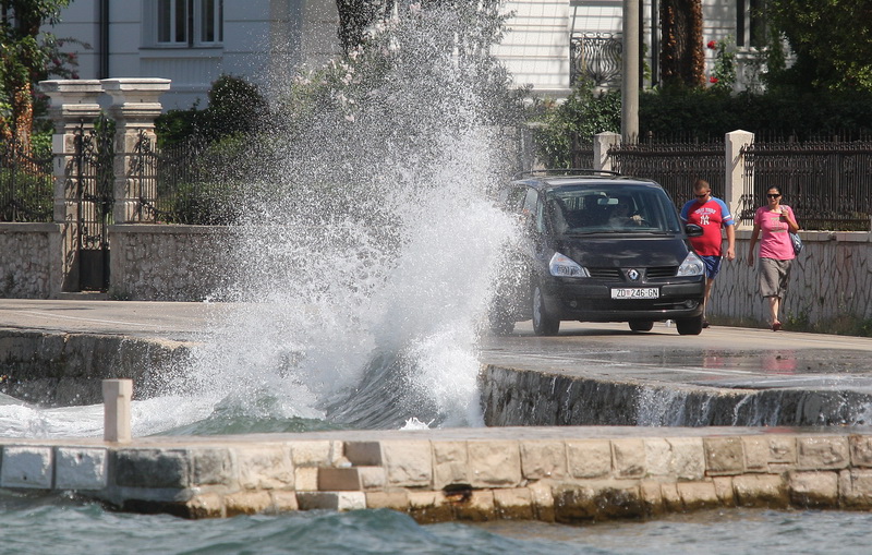 Zadar, 200711.
Jaka tramontana (sjeverni vjetar ) razbijala je valove o obalu i pri tom pravila probleme u prometu uz more i uveseljavala turiste na zadarskoj rivi.
Foto: Vladimir Ivanov / CROPIX