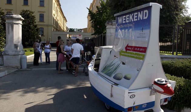 Rovinj, 240911.
4. Weekend Media Festival. Festival se odrzava u staroj tvornici TDR-a u sredistu Rovinja, a osim dobre zabave, donosi brojna zanimljiva predavanja, panele i radionice koja  se istovremeno odrzavaju u cak tri dvorane.   
Na slici je reklam
