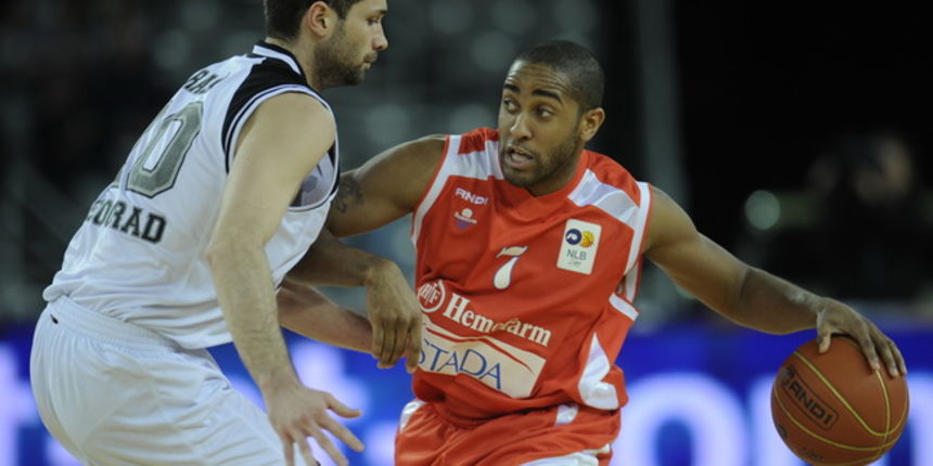 Zagreb, 230410. Arena Zagreb. Final four Nlb lige, zavrsnica kosarkaske regionalne lige, prva polufinalna utakmica izmedju Partizana i Hemofarma. Na slici:l Kyle Hill sa loptom pored Aleksandar Rasic. Foto: Drago Sopta / CROPIX Zagreb, 230410. Arena Zagreb. Final four Nlb lige, zavrsnica kosarkaske regionalne lige, prva polufinalna utakmica izmedju Partizana i Hemofarma. Na slici:l Kyle Hill sa loptom pored Aleksandar Rasic. Foto: Drago Sopta / CROPIX