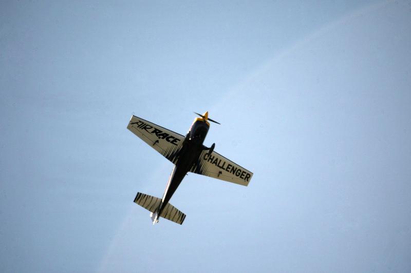 Aerodrom Vrsar domacin Red Bull Air Race Svjetskog prvenstva 2014. Red Bull Air Race okuplja najbolje svjetske pilote koji kombinacijom brzine, preciznosti i vjestine upravljaju okretnim avionima, provlaceci se kroz 25 m visoka vrata, do brzine od cak 370 Aerodrom Vrsar domacin Red Bull Air Race Svjetskog prvenstva 2014. Red Bull Air Race okuplja najbolje svjetske pilote koji kombinacijom brzine, preciznosti i vjestine upravljaju okretnim avionima, provlaceci se kroz 25 m visoka vrata, do brzine od cak 370